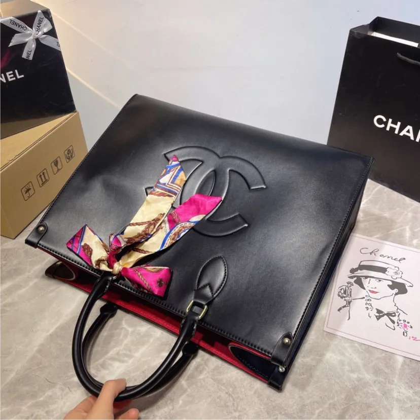 Large Leather Chanel woman handbag