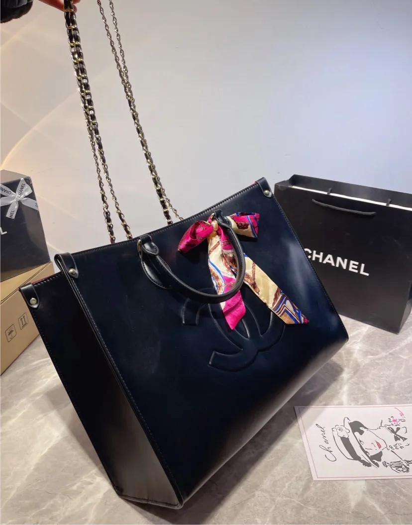 Large Leather Chanel woman handbag